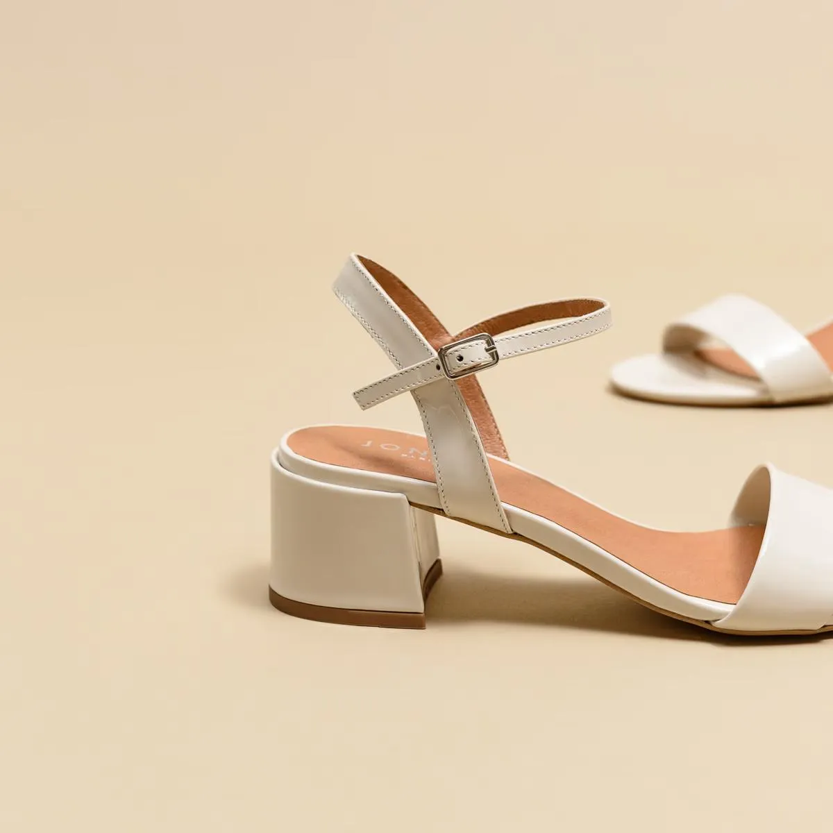 225- Anker Bis Vernis Ecru