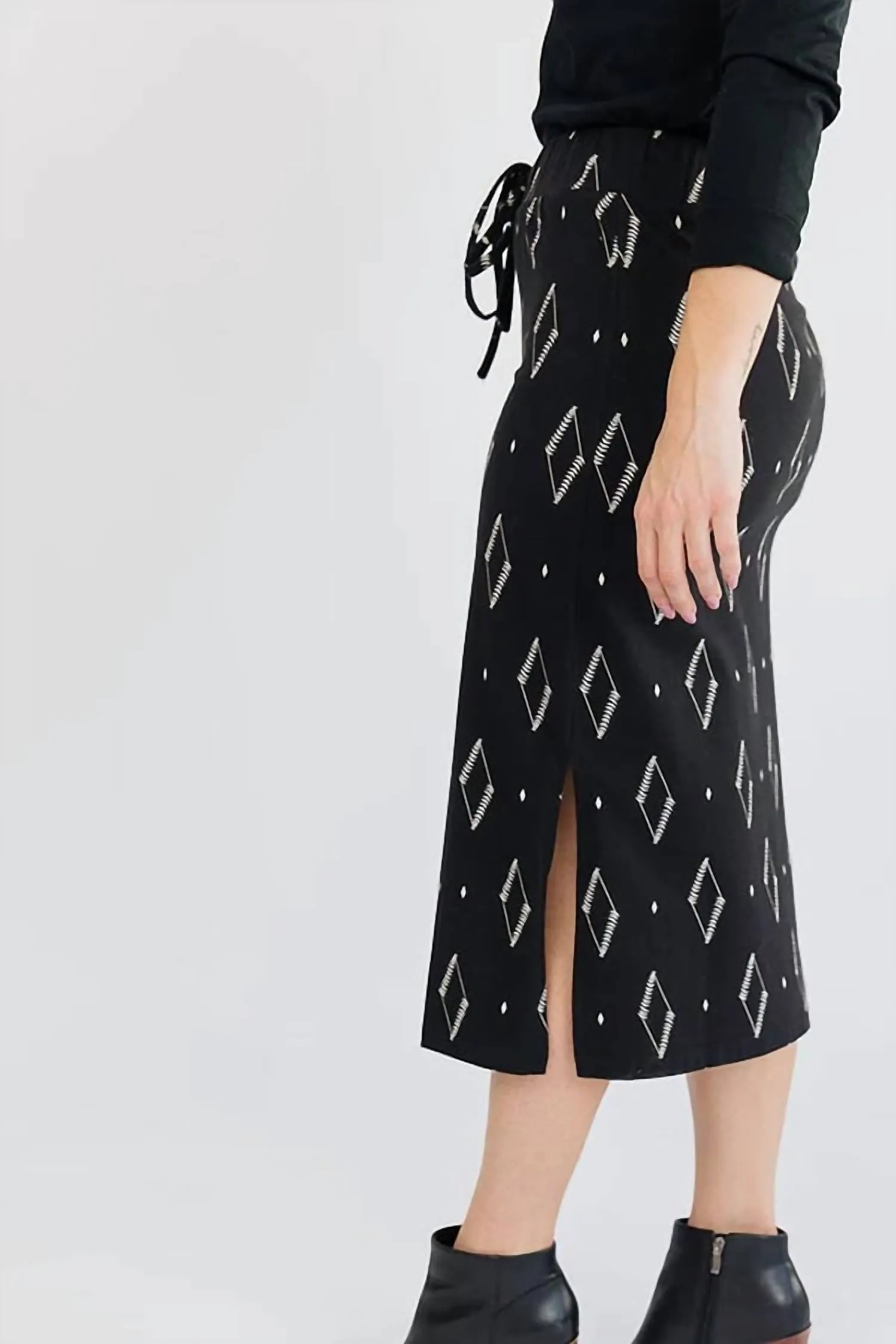 Isla Skirt In Black Diamond Vine