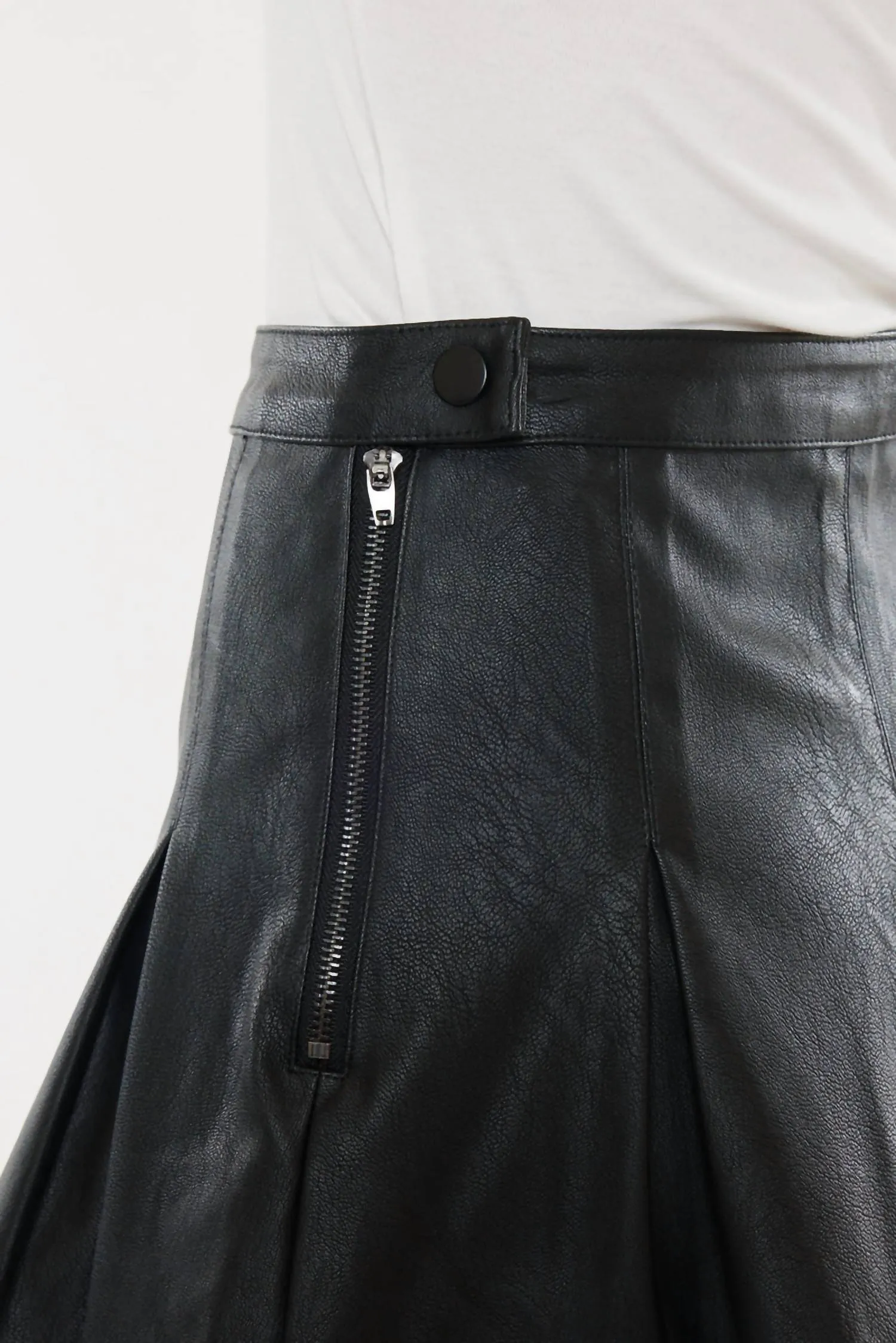 Milicent Mid Rise Faux Leather Skirt In Black